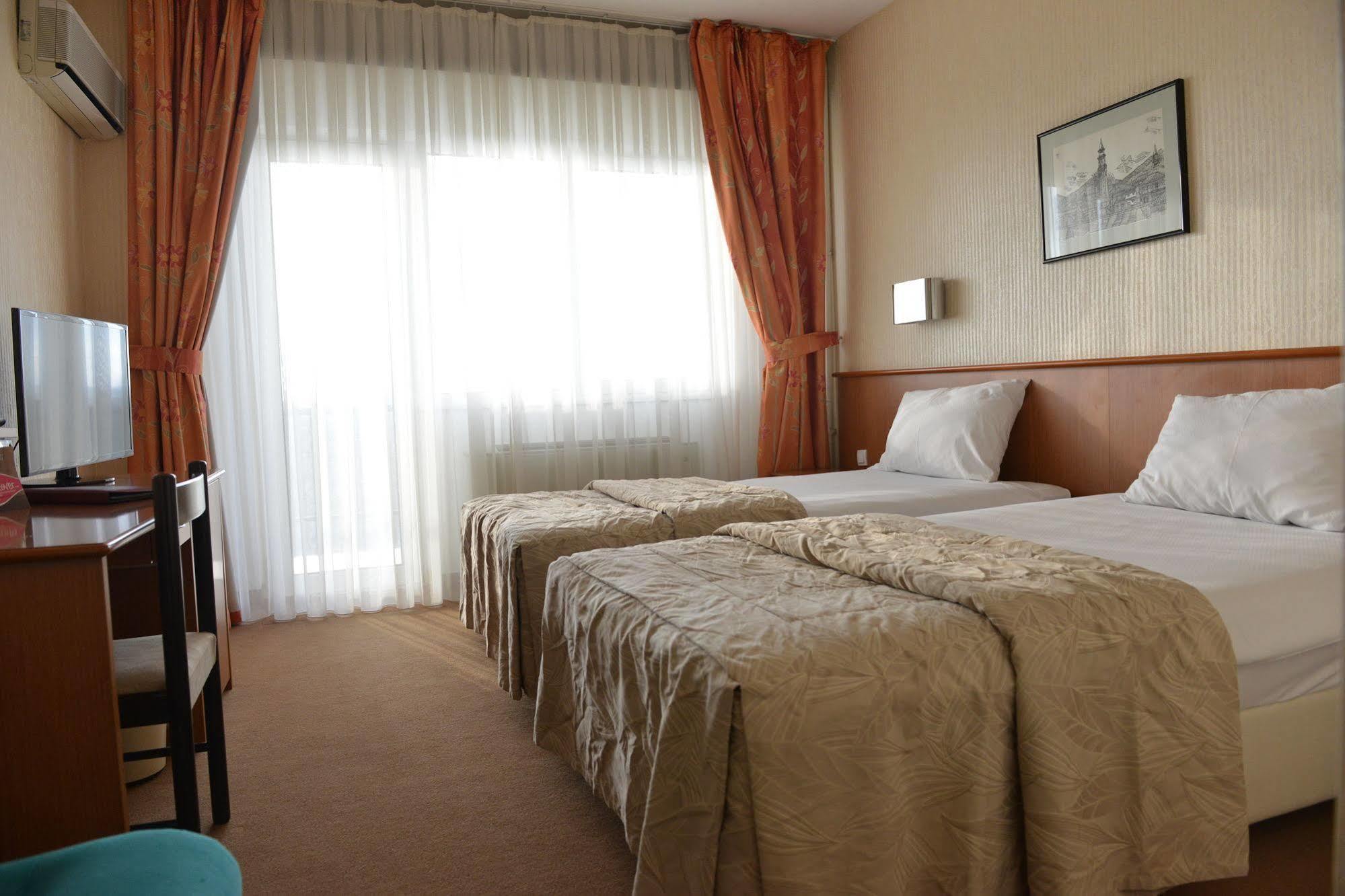 Hotel Bellevue Skopje Buitenkant foto